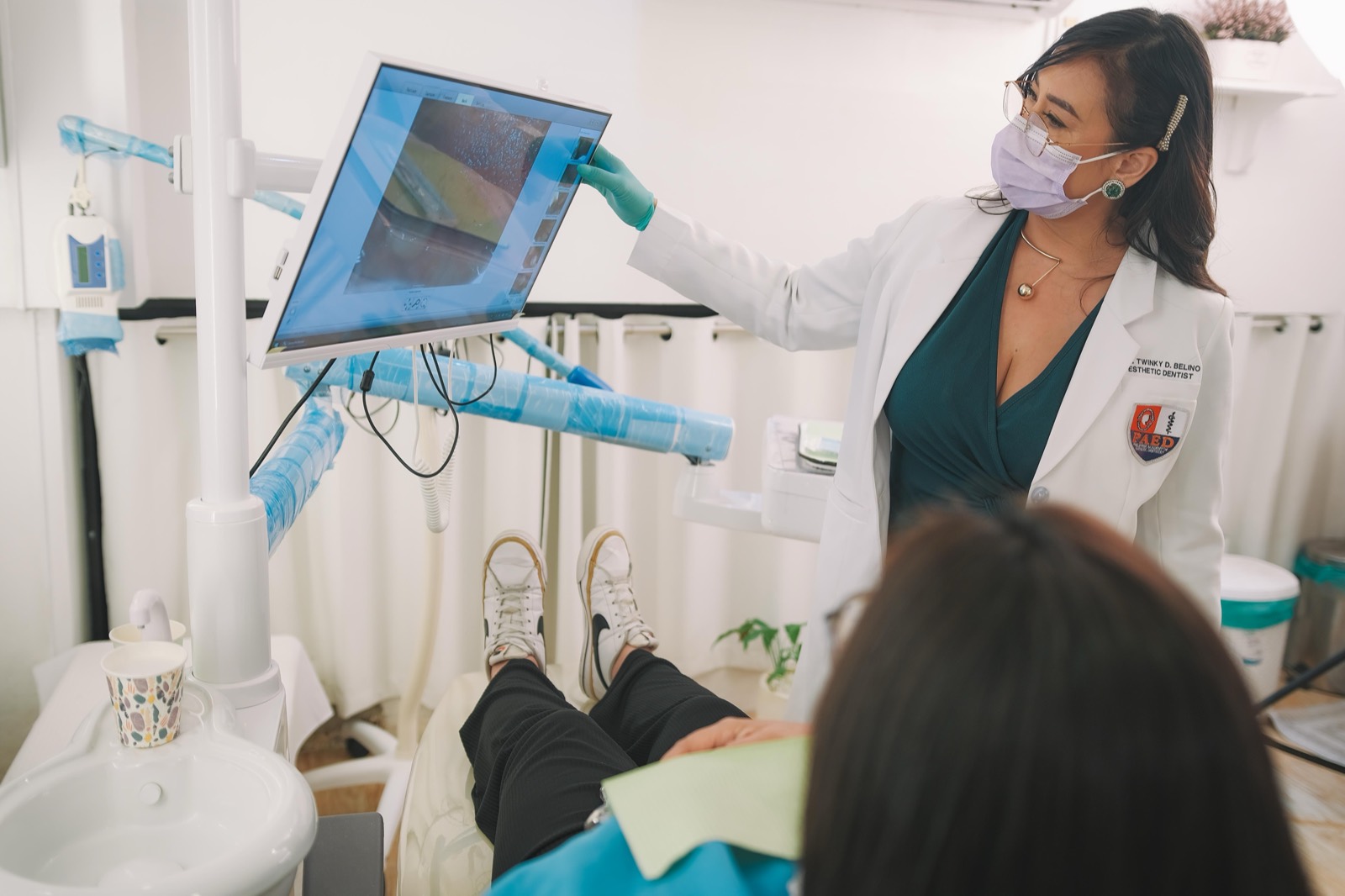 Dentist reviewing a 3D intraoral scan for clear aligner therapy